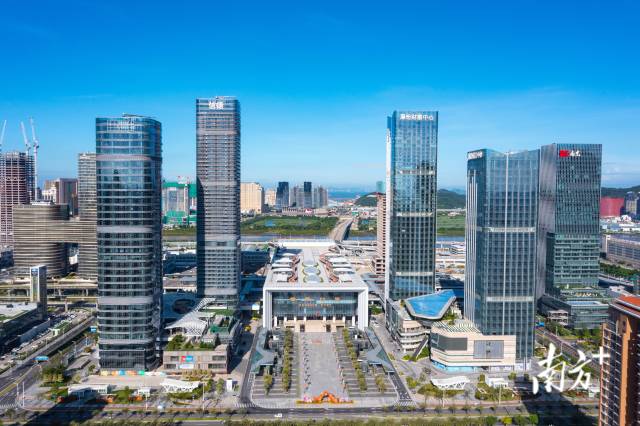 在橫琴口岸，人們可以實(shí)現(xiàn)“無感”跨境通關(guān)。