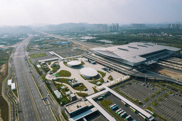 日前，莞惠城際鐵路小金口至惠州北段項(xiàng)目正在緊張施工中。項(xiàng)目建成后，從惠州北站乘坐莞惠城際，市民便可前往惠州市區(qū)、東莞、廣州、佛山、肇慶等地。