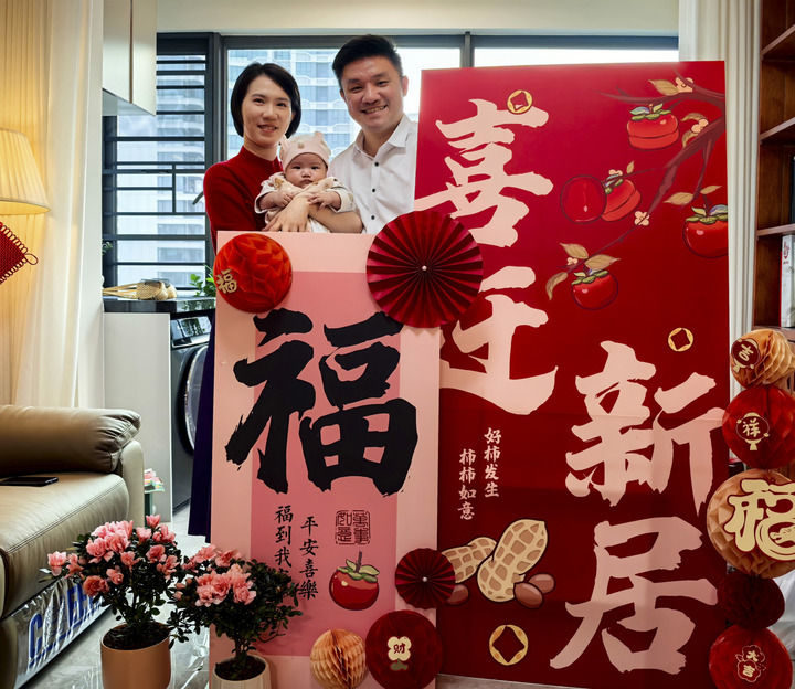 澳門(mén)創(chuàng)業(yè)青年黃滋才（右）和家人在“澳門(mén)新街坊”的家里合影（2024年12月6日攝）。新華社發(fā)