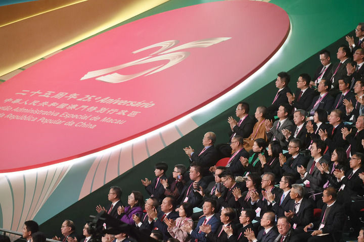 2024年12月20日，慶祝澳門(mén)回歸祖國(guó)25周年大會(huì)暨澳門(mén)特別行政區(qū)第六屆政府就職典禮在澳門(mén)東亞運(yùn)動(dòng)會(huì)體育館隆重舉行。這是嘉賓熱烈鼓掌。新華社記者 陳鐸 攝