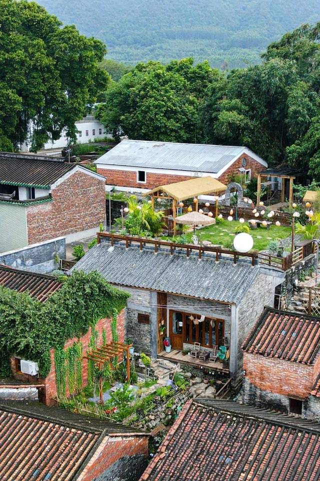 高要鐵崗社區(qū)盤活閑置的半山農(nóng)房和古村落群，打造了屋頂咖啡項(xiàng)目。陳彥成 攝 高要鐵崗社區(qū)盤活閑置的半山農(nóng)房和古村落群，打造了屋頂咖啡項(xiàng)目。陳彥成 攝
