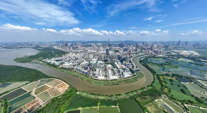 這是2024年9月19日拍攝的河套深港科技創(chuàng)新合作區(qū)及深圳河兩岸風(fēng)光（無人機(jī)照片）。新華社記者 毛思倩 攝