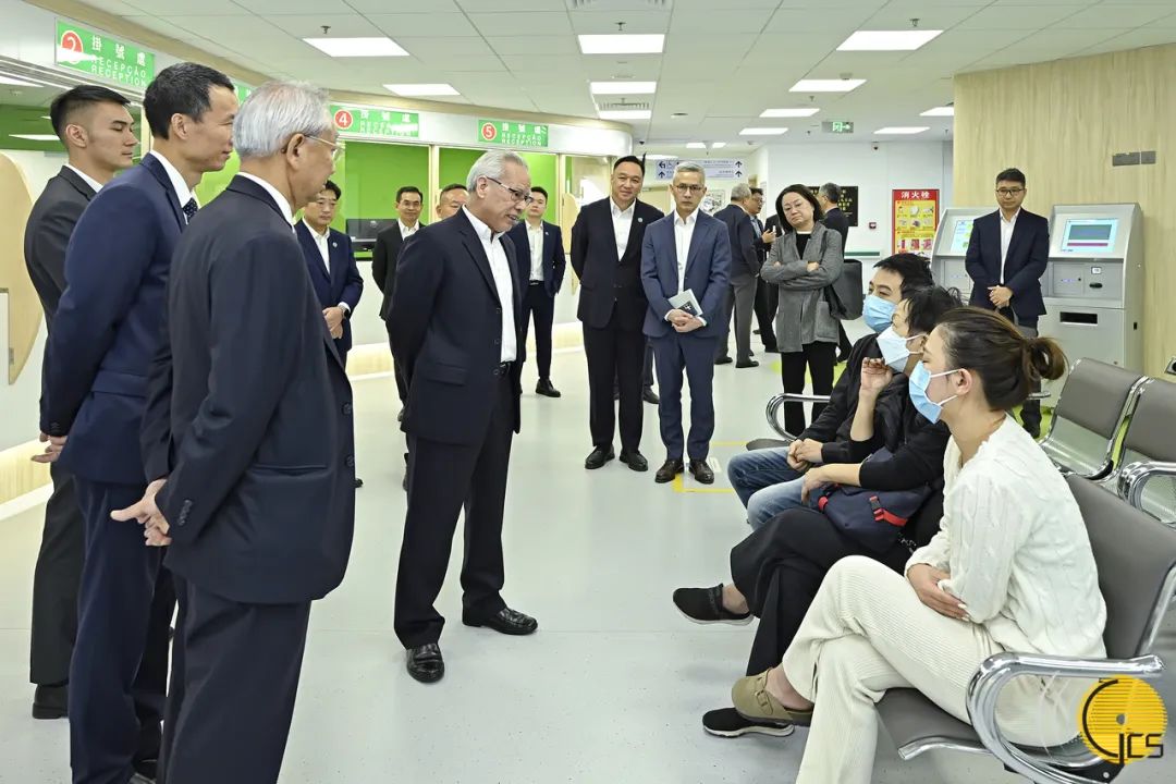 ▲岑浩輝考察“澳門新街坊”衛(wèi)生站