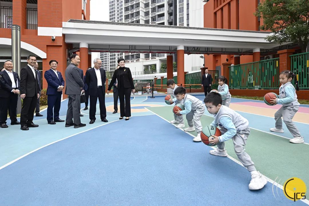 ▲岑浩輝考察濠江中學(xué)附屬橫琴學(xué)校