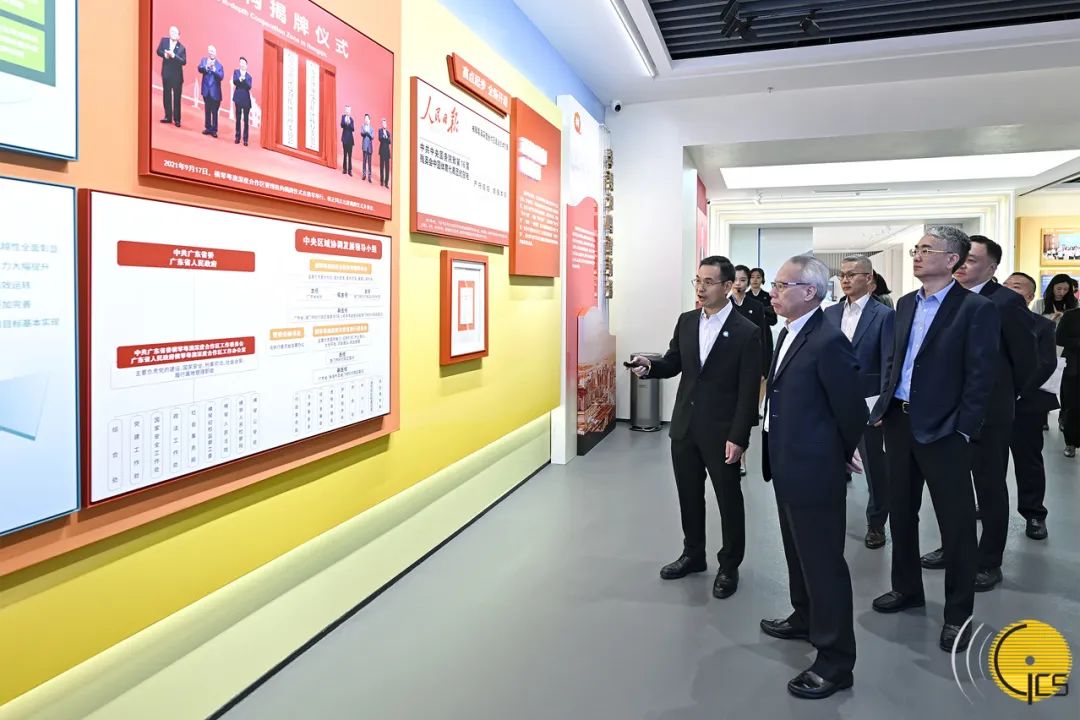 ▲岑浩輝考察天沐琴臺展示廳