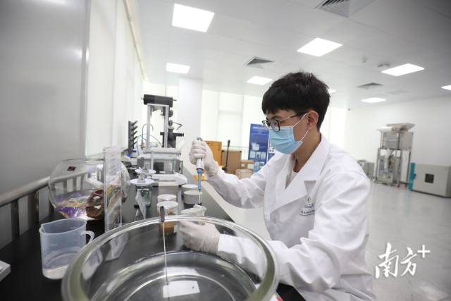 位于橫琴·澳門青年創(chuàng)業(yè)者內的珠海澳大研究院，工作人員正在進行科研實驗。南方+記者 關銘榮 攝