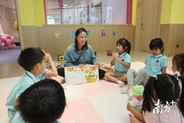 橫琴新街坊家庭服務中心，孩子們在聽繪本故事。南方+記者 關銘榮 攝