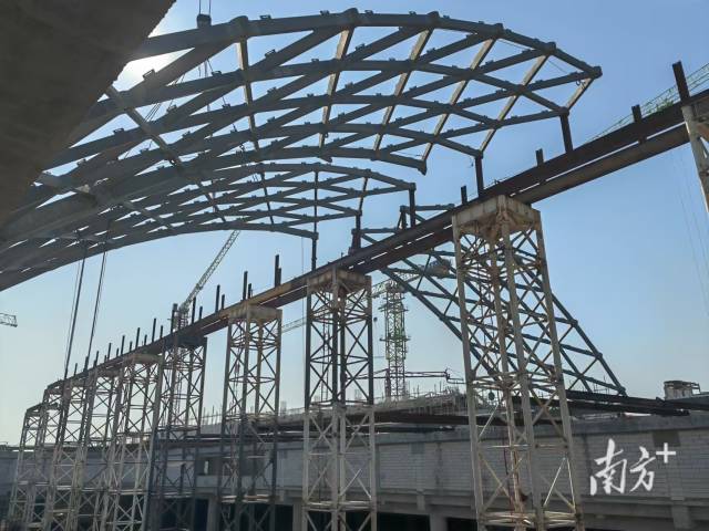 廣州白云機(jī)場三期擴(kuò)建工程交通中心綜合體項目采光頂鋼結(jié)構(gòu)全面封頂