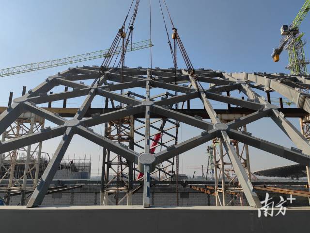 廣州白云機(jī)場三期擴(kuò)建工程交通中心綜合體項目采光頂鋼結(jié)構(gòu)全面封頂
