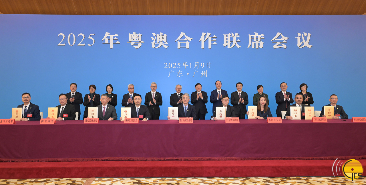 O Chefe do Executivo, Sam Hou Fai, e o governador da Província de Guangdong, Wang Weizhong, testemunham a assinatura do acordo de coopera??o jurídica entre o Departamento de Justi?a da Província de Guangdong e a Secretaria para a Administra??o e Justi?a do Governo da RAEM, do memorando entre os departamentos administrativos de Zhuhai e Macau sobre a transferências transfronteiri?as "Ponto-a-Ponto" entre os hospitais, do memorando de coopera??o entre a Administra??o de Regula??o do Mercado da Província de Guangdong e a Direc??o dos Servi?os de Assuntos de Justi?a do Governo da RAEM, do memorando de coopera??o sobre o impulso do controlo da inspec??o sanitária de frutas de importa??o estrangeira entre a Alfandega de Gongbei e o Instituto para os Assuntos Municipais do Governo da RAEM, e do acordo de coopera??o entre a Administra??o de Regula??o do Mercado da Província de Guangdong e o Instituto de Promo??o do Comércio e do Investimento do Governo da RAEM.