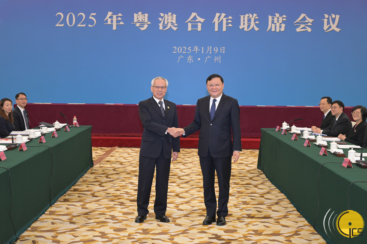 Chefe do Executivo, Sam Hou Fai, cumprimenta o governador da Província de Guangdong, Wang Weizhong, por ocasi?o da Conferência Conjunta de Coopera??o Guangdong-Macau 2025, realizada em Cant?o.