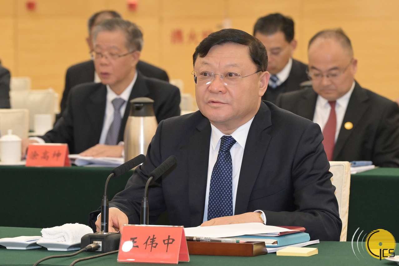 Governador da Província de Guangdong, Wang Weizhong, discursa na Conferência Conjunta de Coopera??o Guangdong-Macau 2025.