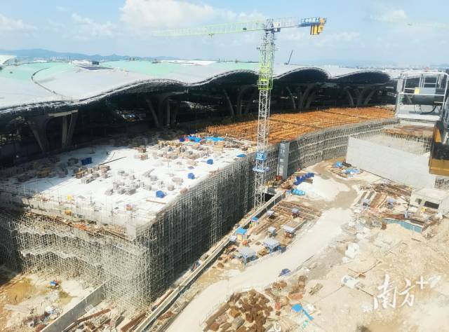 白云機場三期擴建工程交通中心及停車樓主體結構順利封頂