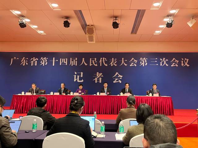 廣東省十四屆人大三次會議記者會現(xiàn)場。攝影：《南方》雜志記者許俊仟 