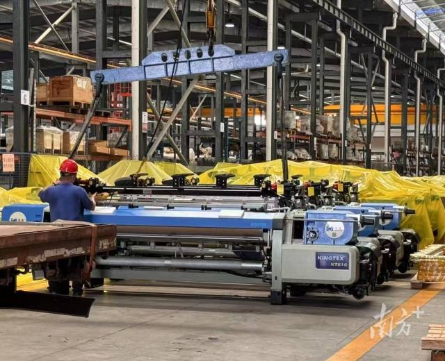 2024年，廣東康特斯織造裝備有限公司為需求企業(yè)提供了500多臺(tái)高速劍桿織機(jī)、提花織機(jī)。