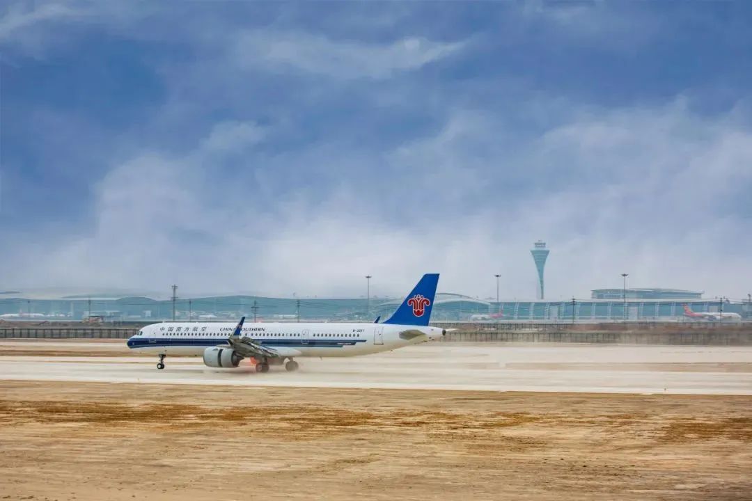 飛機(jī)平穩(wěn)降落在白云機(jī)場第四跑道上。圖源白云機(jī)場
