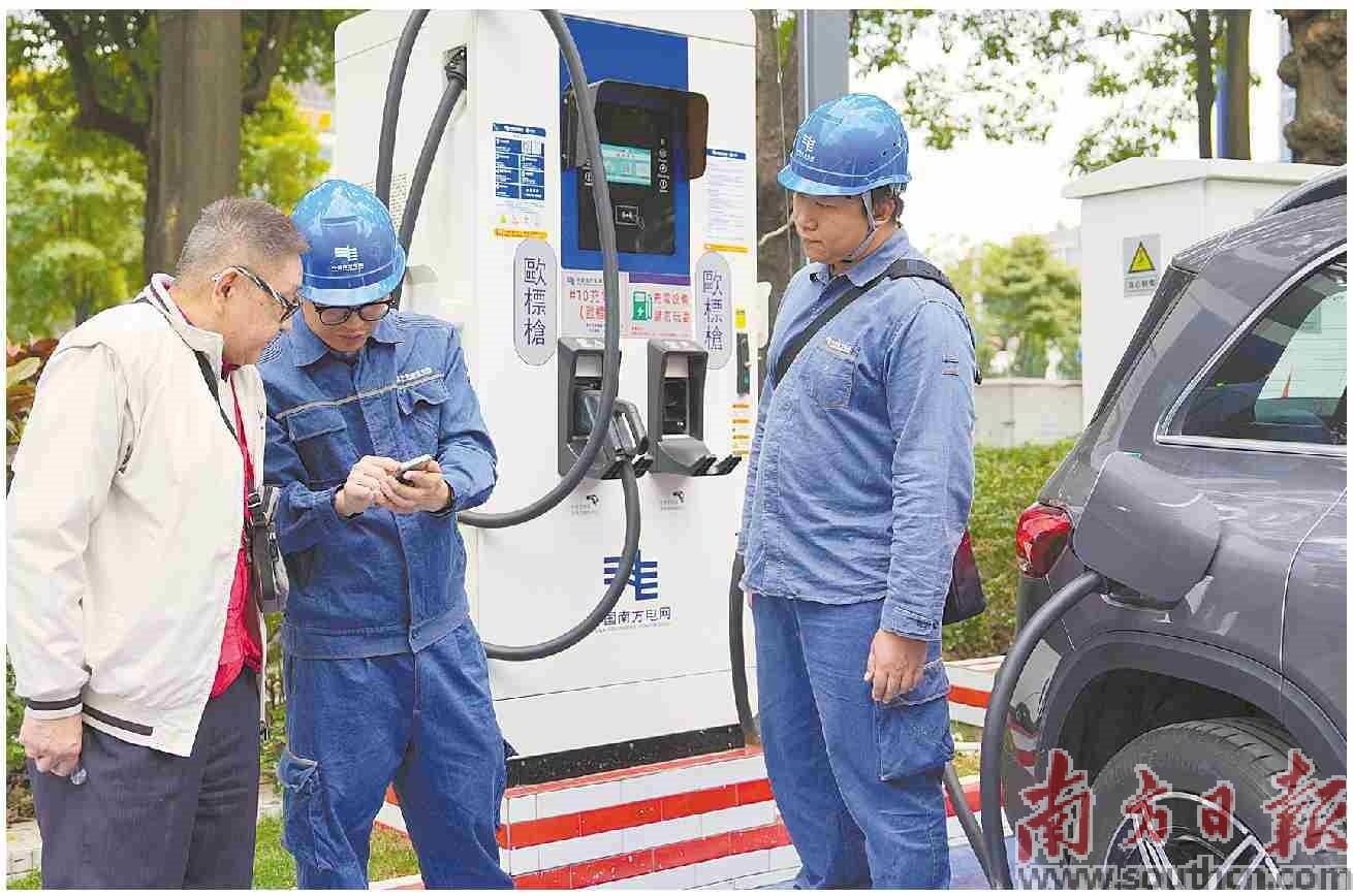 中山市坦洲鎮(zhèn)，工作人員向澳門新能源車主講解使用歐標(biāo)充電樁。 南方日報記者 鐘志輝 通訊員 肖傳煒 攝