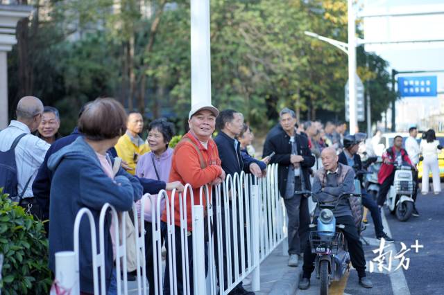 市民十分關(guān)注廣佛大橋的開通。