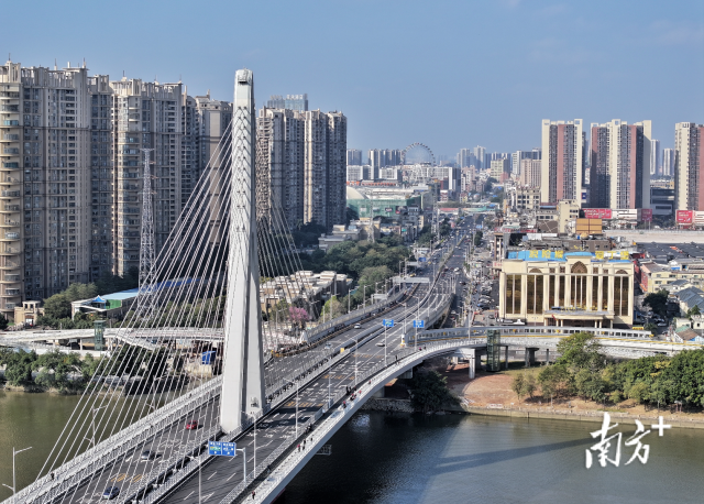 1月25日，廣佛大橋系統(tǒng)工程（一期）主線正式通車試運(yùn)行。