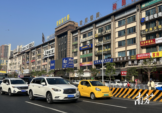家住在大瀝中海金沙灣的周先生得知大橋開通消息后，開著他的“小黃車”早早來排隊(duì)。