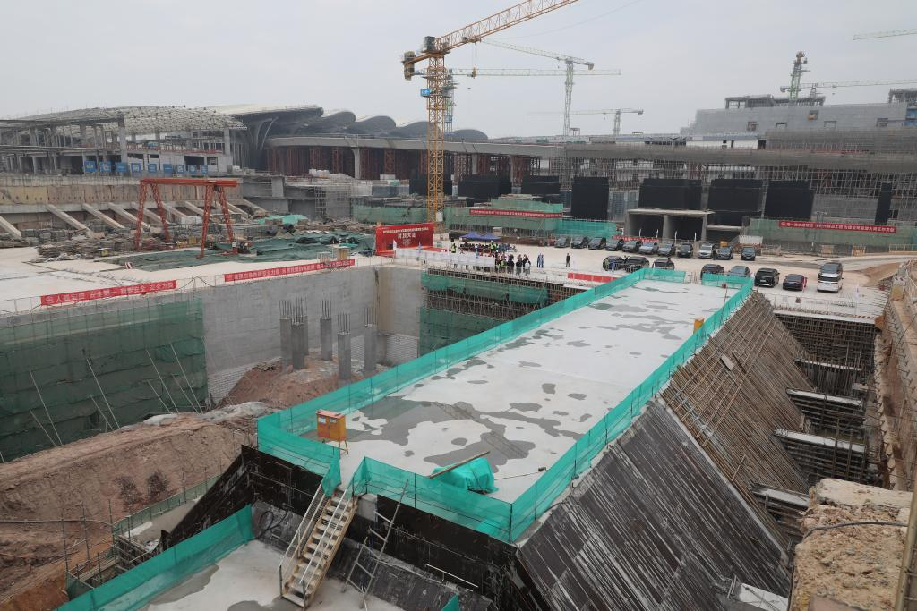 1月23日，白云機(jī)場三期擴(kuò)建工程的綜合交通中心的車站完成封頂。新華社記者田建川 攝