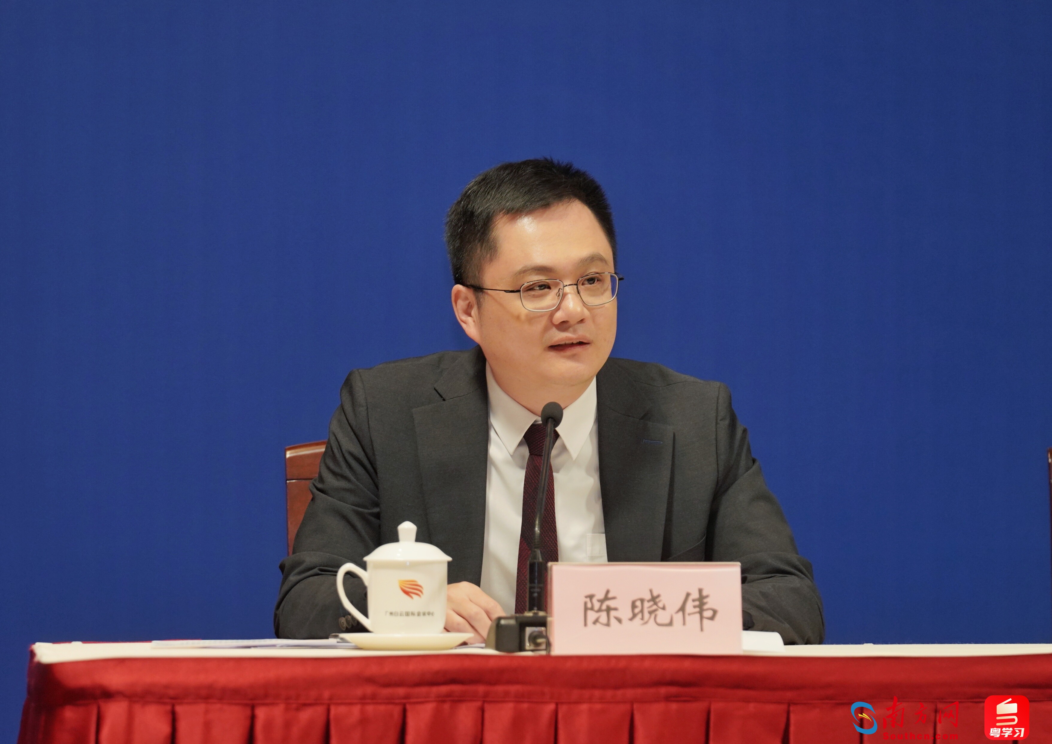 廣東省委宣傳部副部長(zhǎng)、省人民政府新聞辦公室主任陳曉偉主持發(fā)布會(huì)。