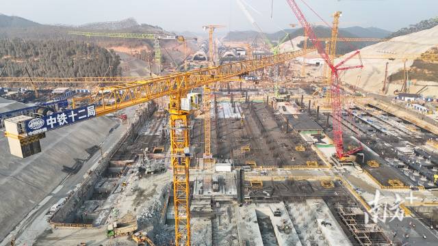 廣湛高鐵珠三角樞紐機(jī)場(chǎng)站項(xiàng)目建設(shè)現(xiàn)場(chǎng)。