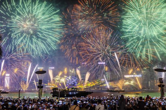 跨年夜，市民旅客在香港維多利亞港一起倒數(shù)，迎接2025年。香港旅游發(fā)展局供圖