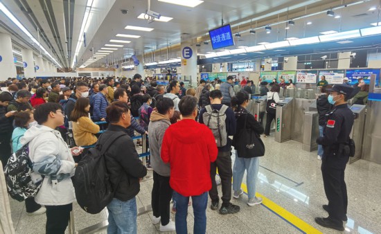 不少香港旅客經(jīng)深圳各口岸到其他大灣區(qū)城市游玩。黃俊生攝