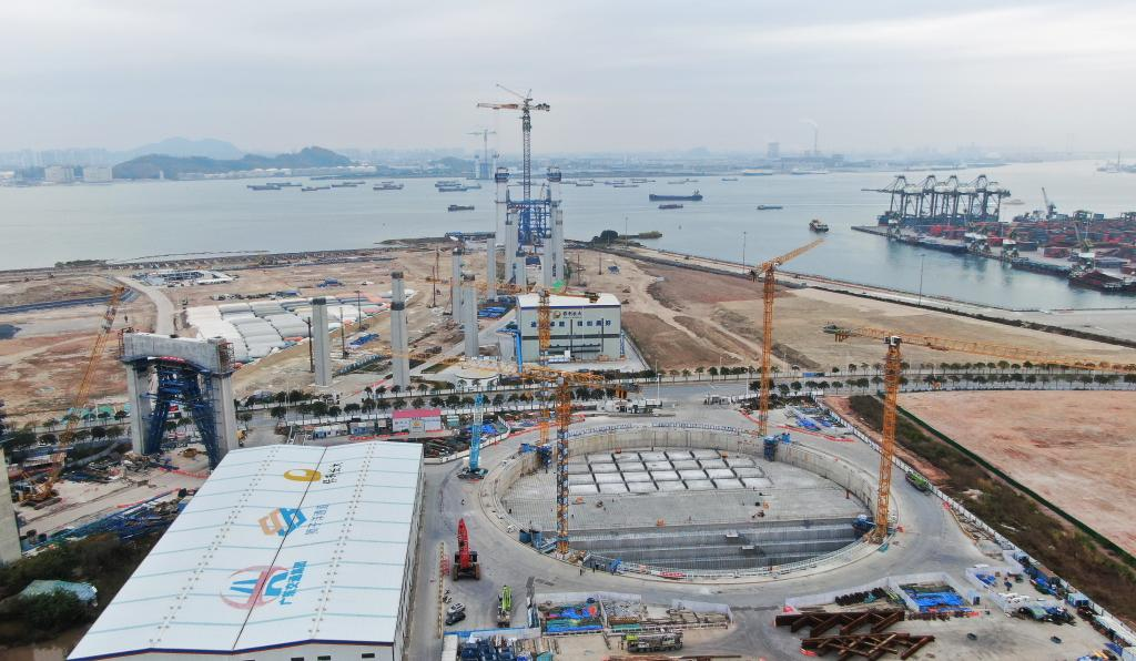 獅子洋大橋東主塔和東錨碇施工現(xiàn)場俯瞰（2025年2月6日攝，無人機(jī)照片）。新華社記者王瑞平 攝