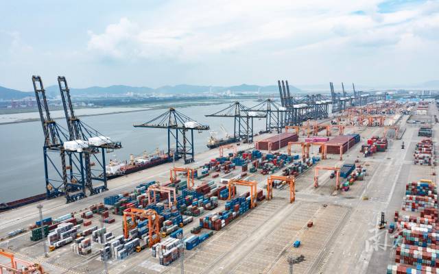 《措施》提出，重點聚焦電子信息、家電、輕工紡織、現(xiàn)代農(nóng)業(yè)與食品等戰(zhàn)略性支柱產(chǎn)業(yè)集群，開展產(chǎn)業(yè)集群與跨境電商融合發(fā)展試點。