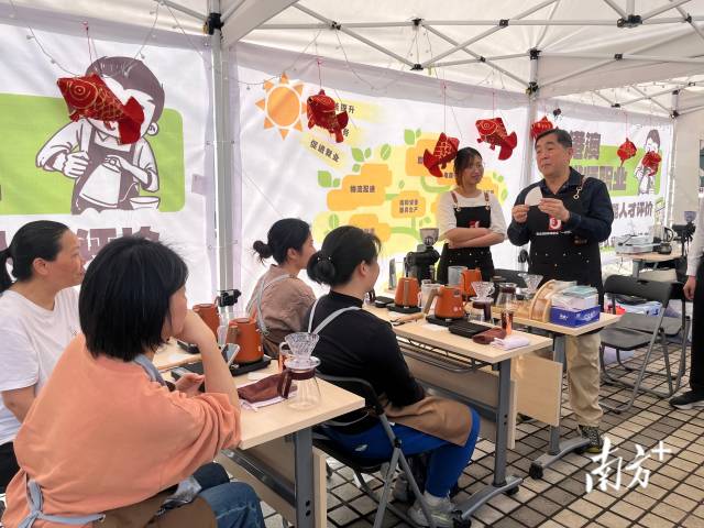 活動(dòng)現(xiàn)場(chǎng)設(shè)置“即學(xué)職會(huì) 秒懂咖啡”展位。