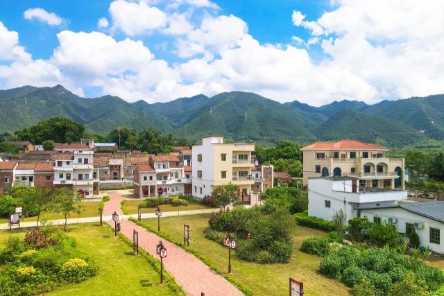 高鼎端科教創(chuàng)新走廊目前有各類高校、科研院所和重點企業(yè)1500多個，圖為廣東理工學院。 高鼎端科教創(chuàng)新走廊目前有各類高校、科研院所和重點企業(yè)1500多個，圖為廣東理工學院。
