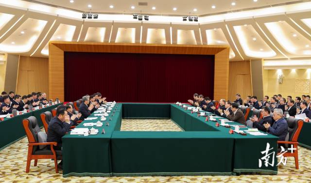 13日下午，兩省區(qū)在廣州召開粵桂東西部協(xié)作聯(lián)席會議。南方+記者 王輝 李細華 攝