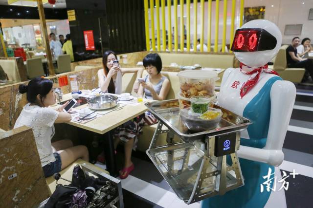 產(chǎn)業(yè)界曾預(yù)測，2025年會是人形機(jī)器人量產(chǎn)元年，人形機(jī)器人商業(yè)化前景引關(guān)注。