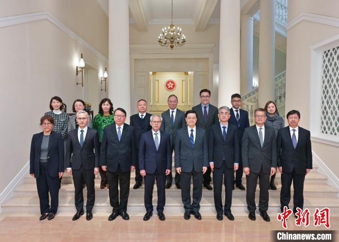 2月14日，香港特區(qū)行政長(zhǎng)官李家超(前排右四)率多位香港特區(qū)政府官員在香港禮賓府會(huì)見(jiàn)率團(tuán)來(lái)香港訪問(wèn)的澳門特區(qū)行政長(zhǎng)官岑浩輝(前排左四)一行。　香港特區(qū)政府新聞處供圖