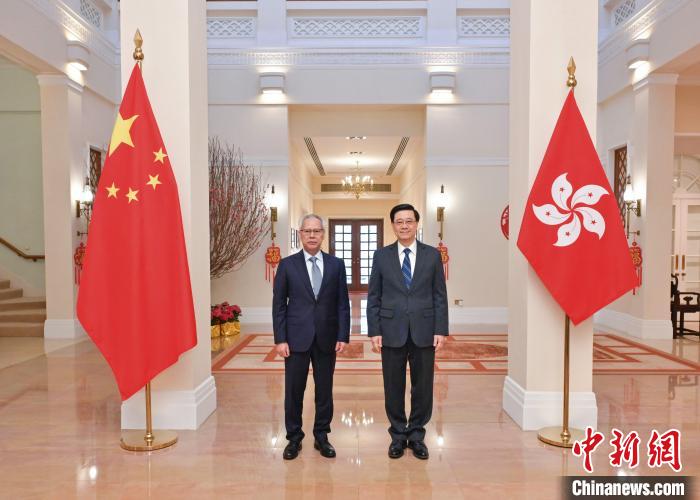 2月14日，香港特區(qū)行政長(zhǎng)官李家超(右)在香港禮賓府會(huì)見(jiàn)率團(tuán)來(lái)香港訪問(wèn)的澳門特區(qū)行政長(zhǎng)官岑浩輝(左)?！∠愀厶貐^(qū)政府新聞處供圖