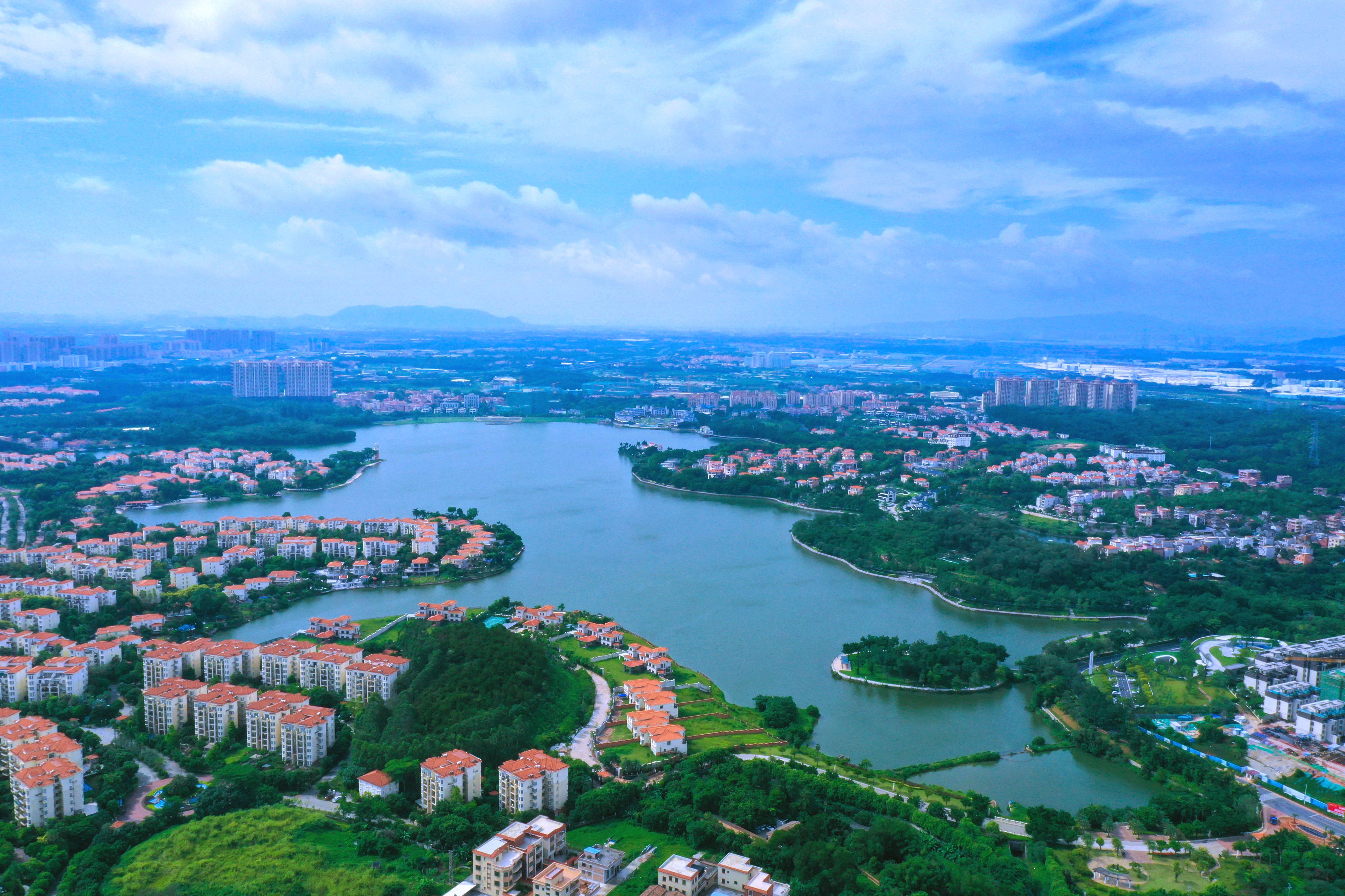 In Danzhao Town, Nanhai District, Foshan City, the 1.2-square-kilometer Xian Lake is picturesque.