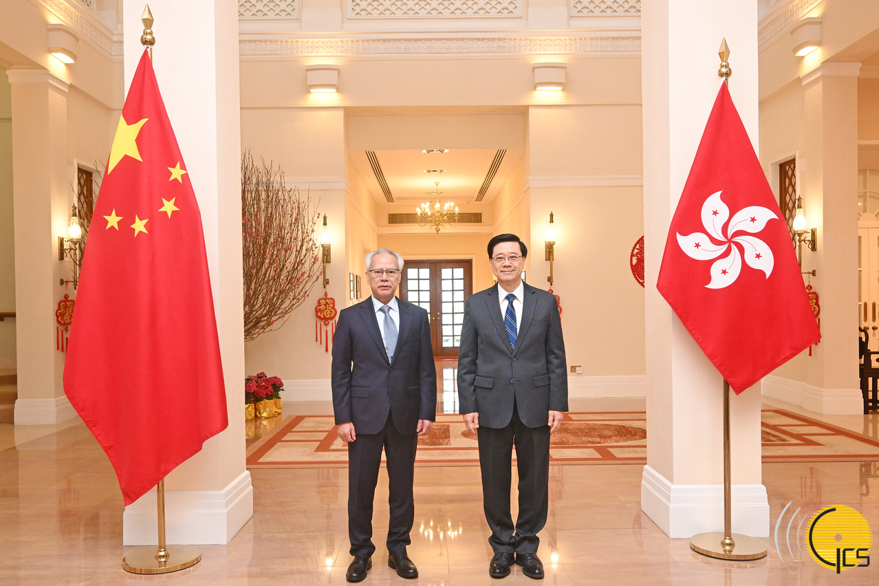 Chefe do Executivo, Sam Hou Fai, e o Chefe do Executivo da Regi?o Administrativa Especial de Hong Kong, John Lee Ka-chiu, na ?Government House? em Hong Kong.