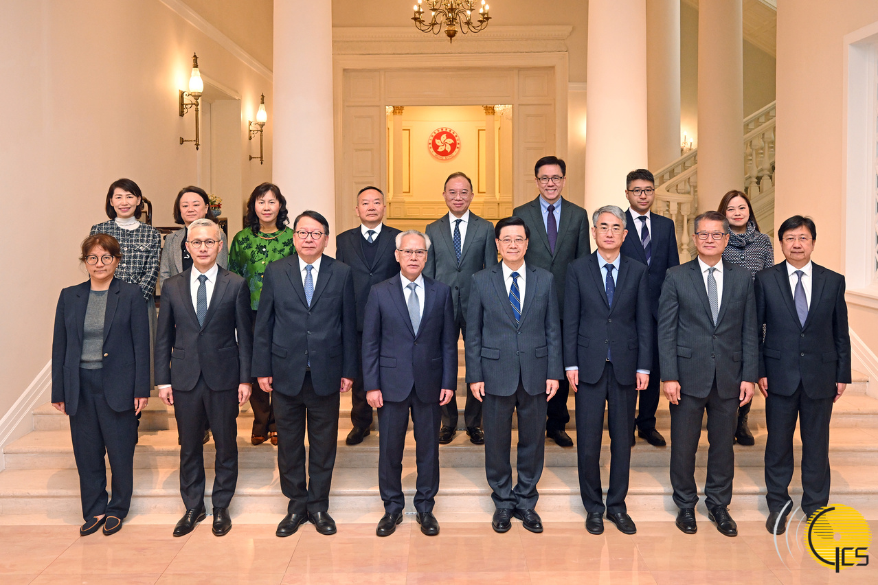 Chefe do Executivo, Sam Hou Fai, o Chefe do Executivo da Regi?o Administrativa Especial de Hong Kong, John Lee Ka-chiu, e os representantes do Governo de Hong Kong e de Macau.