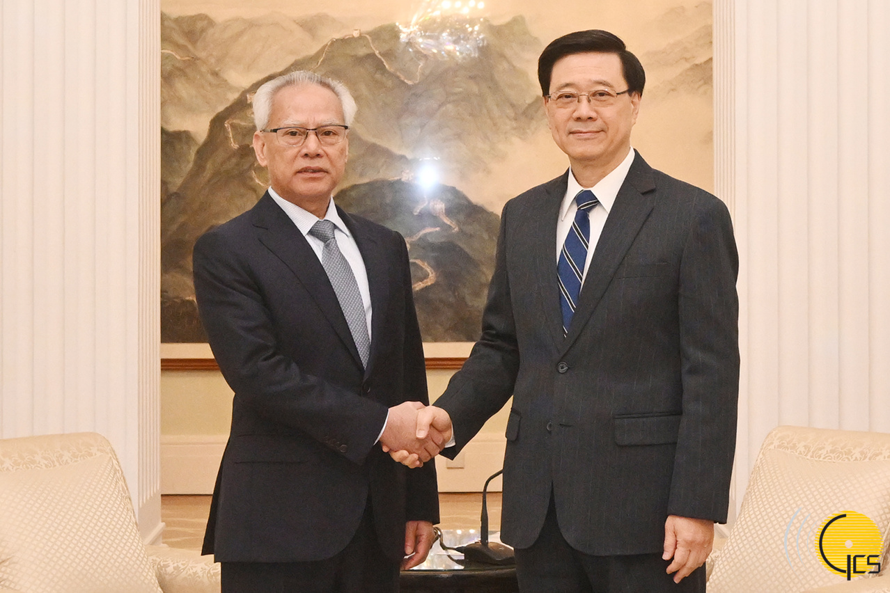 Chefe do Executivo, Sam Hou Fai, cumprimenta o Chefe do Executivo da Regi?o Administrativa Especial de Hong Kong, John Lee Ka-chiu.