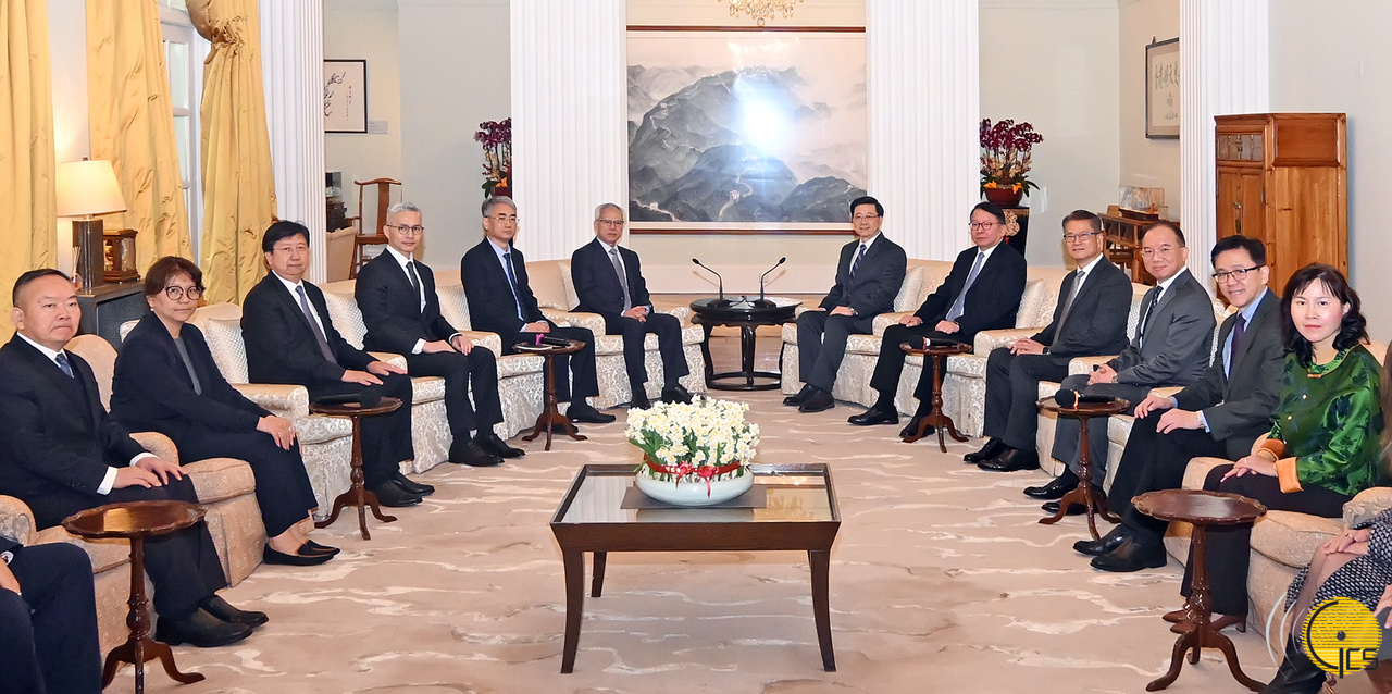 Chefe do Executivo, Sam Hou Fai, reúne-se com o Chefe do Executivo da Regi?o Administrativa Especial de Hong Kong, John Lee Ka-chiu, em Hong Kong.