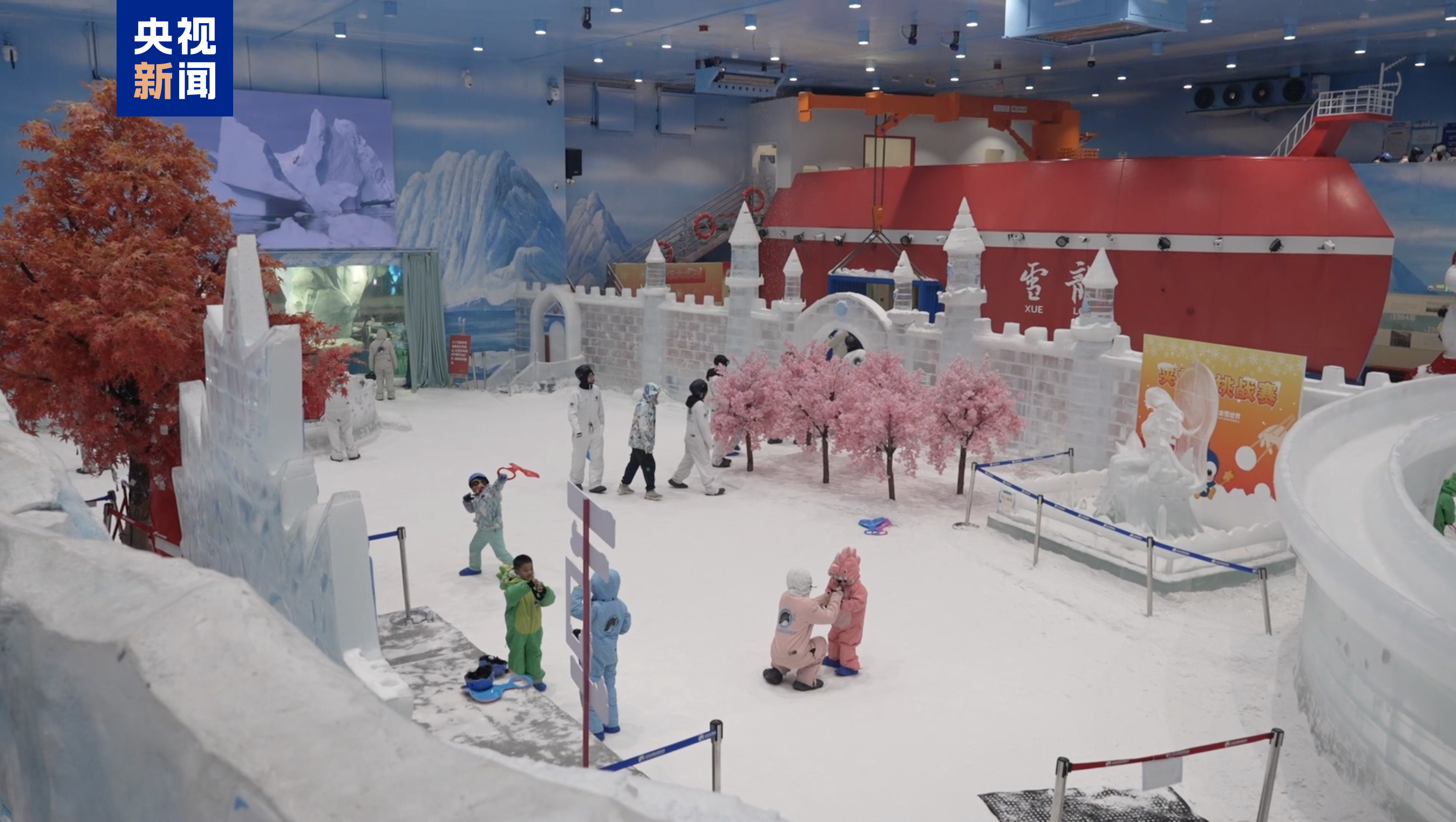 當(dāng)冰雪大世界在吸引全世界的游客打卡，大灣區(qū)的“熱雪奇跡”同樣璀璨。