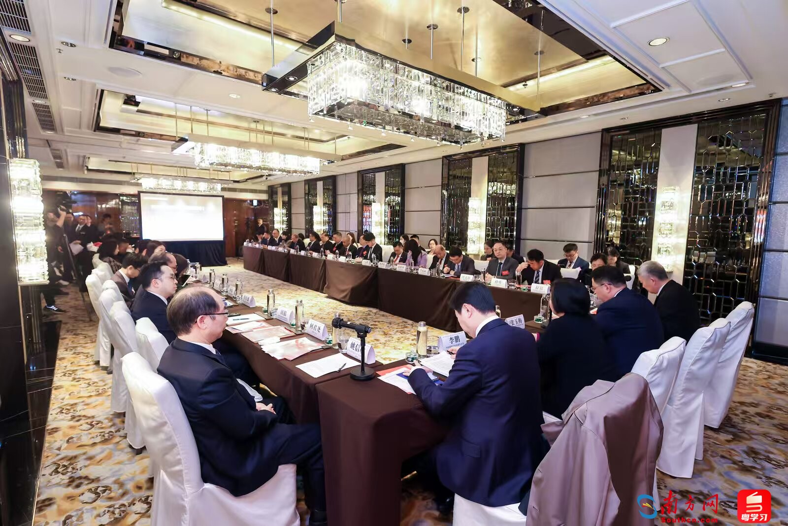 粵港澳大灣區(qū)發(fā)展工商圓桌第三次會(huì)議在香港舉行