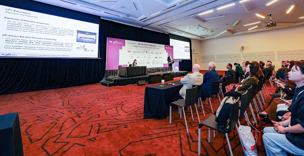Na Conferência ásia-Pacífico da UFI 2025, Chris Skeith, OBE, Director Executivo da UFI, apresenta os programas de forma??o da UFI em Macau e noutros locais aos representantes internacionais da indústria de conven??es e exposi??es
