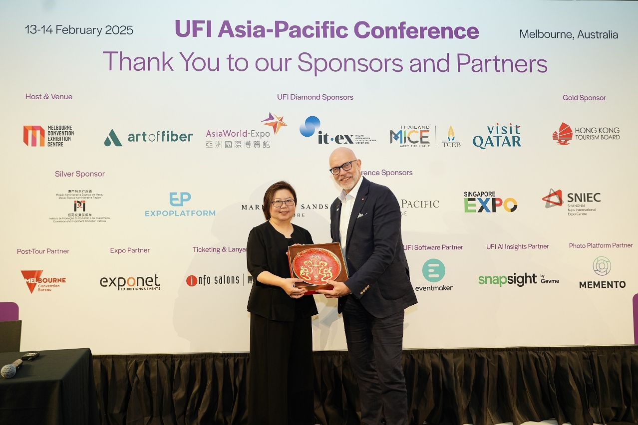 Wong Yee Lam, Vogal do Conselho Administrativo do IPIM, troca informa??es sobre a indústria de conven??es e exposi??es de Macau e Hengqin com Chris Skeith, OBE, Director Executivo da UFI