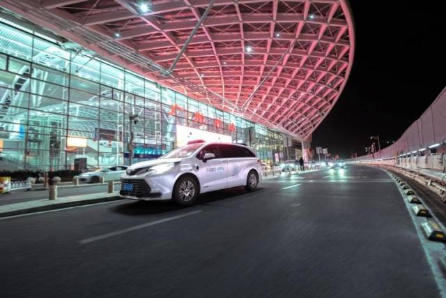 自動駕駛出租車Robotaxi開進(jìn)廣州南站。