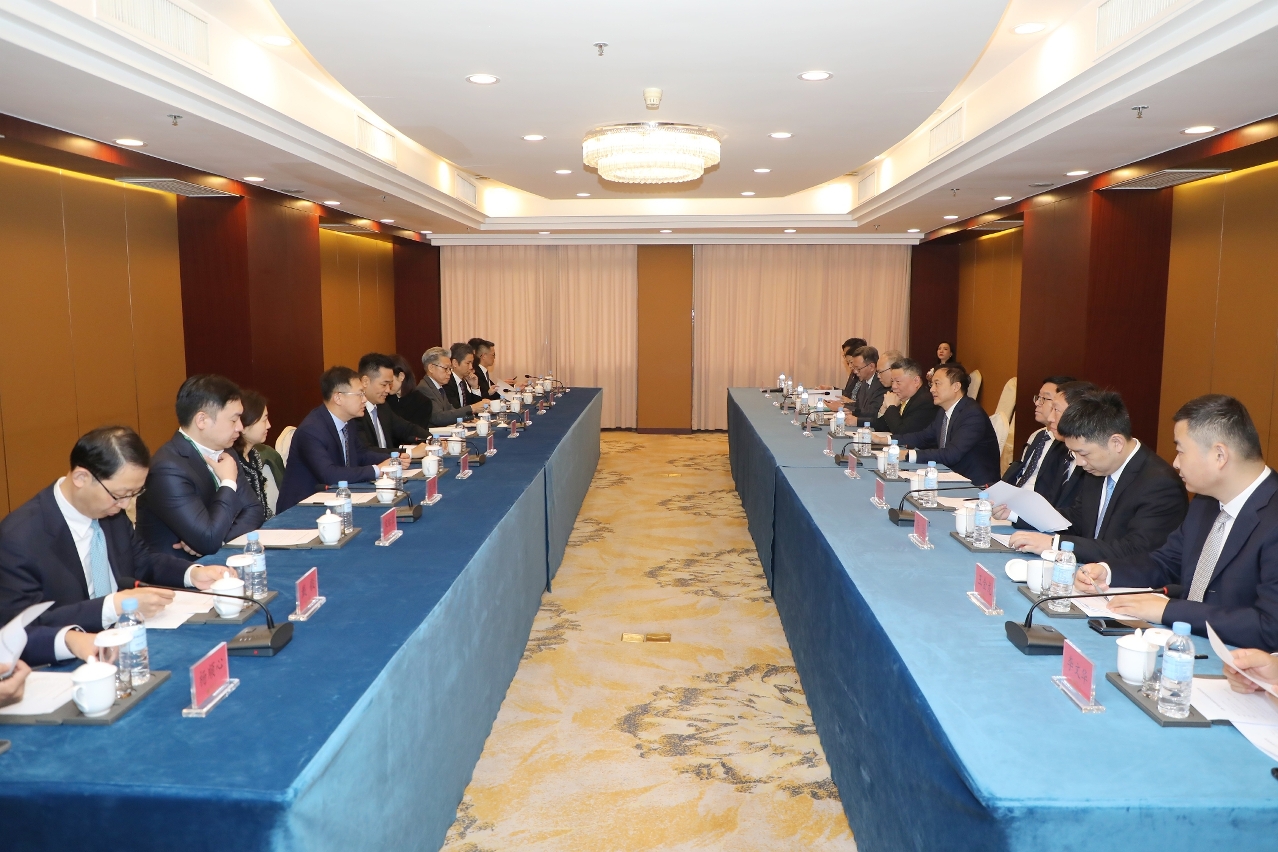 A delega??o reuniu-se com a Comiss?o de Saúde da Província de Guangdong e a Associa??o dos Médicos da Província de Guangdong.