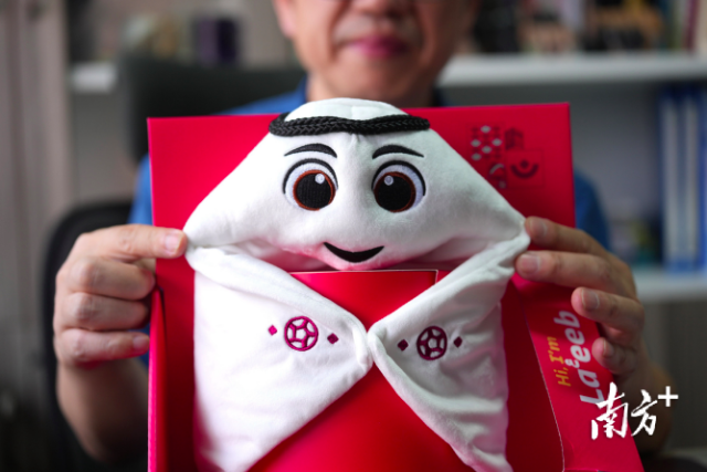 世界杯吉祥物拉伊卜（La'eeb）毛絨玩具。