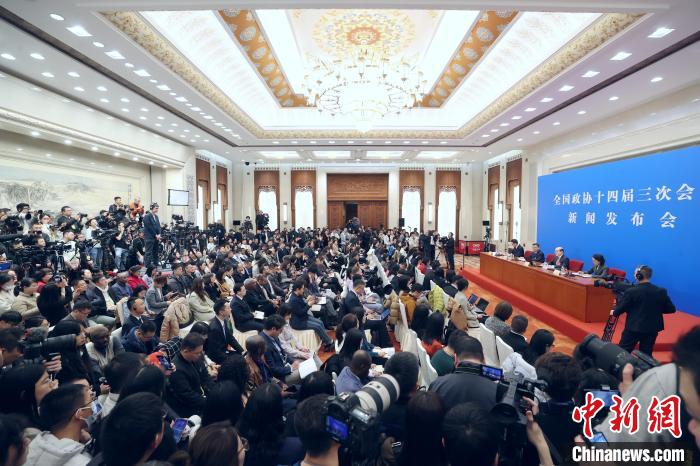 3月3日，全國政協(xié)十四屆三次會議新聞發(fā)布會在北京人民大會堂舉行。大會新聞發(fā)言人劉結(jié)一向中外媒體介紹本次大會有關(guān)情況并回答記者提問?！≈行律缬浾?蔣啟明 攝